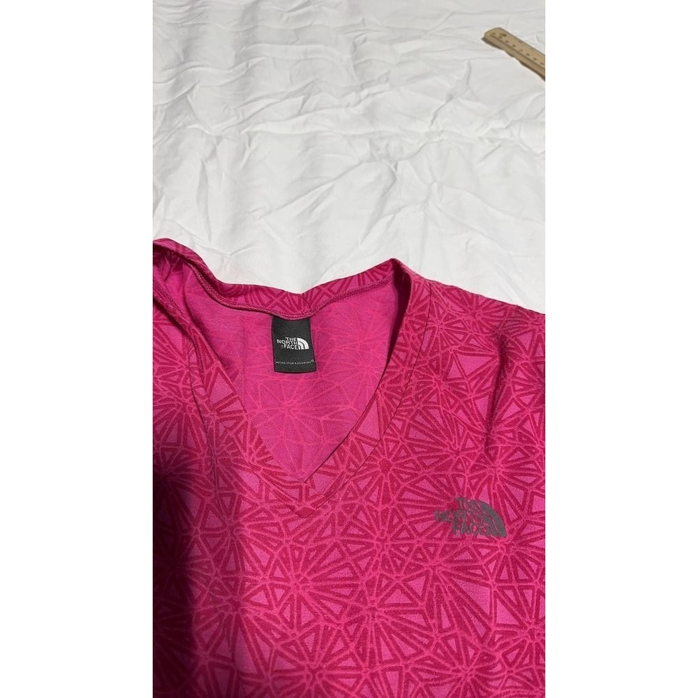 The North Face Womens Pink Geometric V-Neck T-Shirt Short Sleeve Small Petite
